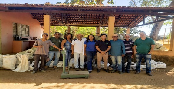 ENTREGA DAS SEMENTES COLETADAS: UMA ETAPA CRUCIAL PARA O CULTIVO DE MUDAS